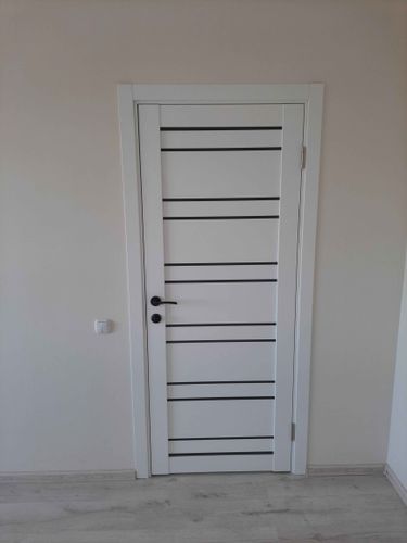 Установлены новые доборы на входную дверь, обеспечивая завершенный вид и улучшая эстетику. Аккуратно выполнены работы по подгонке и креплению элементов.