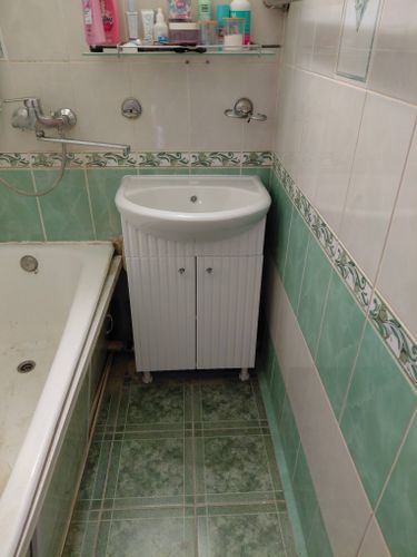 Установка раковины с тумбой