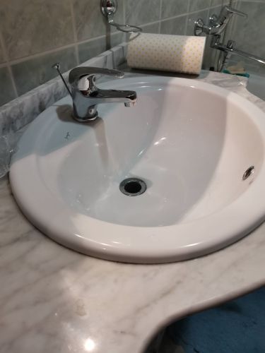 Установлен новый запорный механизм на раковине, обеспечивающий надежное функционирование водоснабжения. Проведена проверка герметичности соединений и устранены возможные протечки.