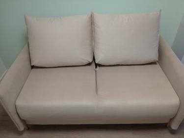 Собрано основание, закреплены боковины, установлены ножки, прикреплено изголовье, проверена устойчивость, уложен матрас, зафиксированы все детали, завершена проверка качества.