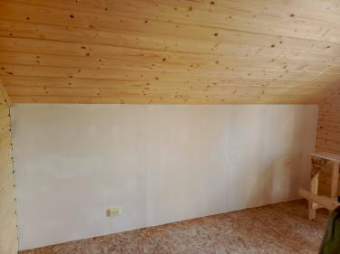 Стены выровнены, поверхность гладкая, готова к дальнейшей отделке. Все швы и стыки заделаны, неровности устранены. Результат — ровная, однородная основа для покраски или обоев.