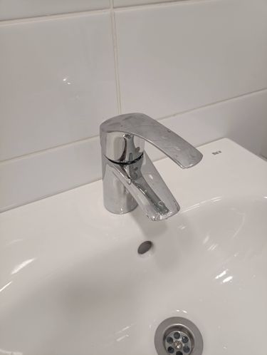 Установлен новый смеситель, подключены трубы к раковине, обеспечено надежное соединение для подачи горячей и холодной воды, проверена герметичность, выполнена чистовая отделка.