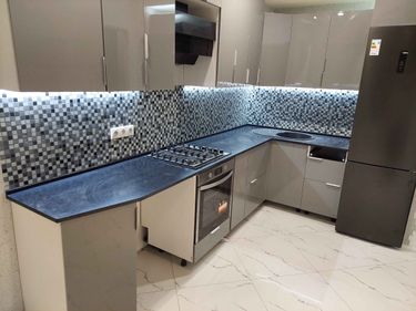 Установлена новая поверхность из искусственного камня, идеально подогнанная под кухонные шкафы. Проведены все необходимые работы по монтажу, включая вырезы для плиты и мойки.