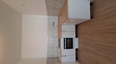 На кухне установлена новая столешница из ДСП. Проведены работы по подгонке, закреплению и герметизации. Все элементы надежно зафиксированы, обеспечивая функциональность и эстетичный вид.