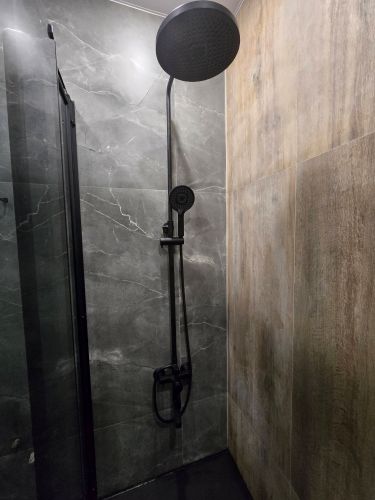 Установлен стеклянный экран, закреплены панели, смонтирован смеситель, подключен душевой комплект, герметизированы стыки. Завершены работы по монтажу и проверке герметичности.