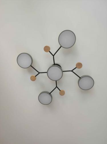 Закреплен светильник на натяжном потолке, подключены провода, проверена работа, установлены декоративные элементы, обеспечена надежность крепления.