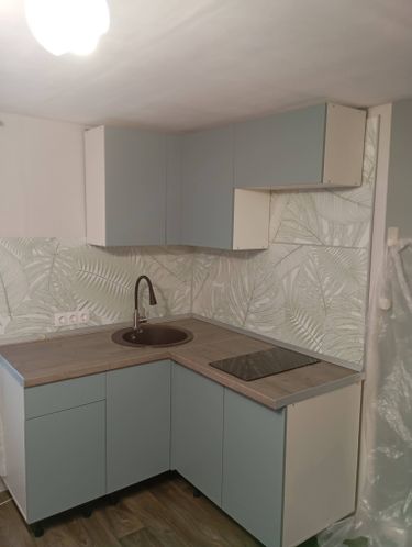 Установлены шкафы, закреплены фасады, смонтирована столешница, подключена мойка, врезана варочная панель, выполнена финишная отделка. Завершено оформление стен.