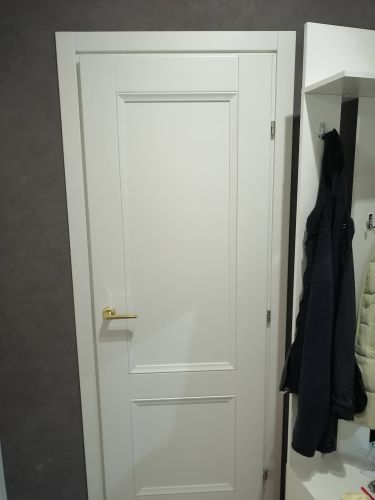 Установлены аккуратные наличники вокруг двери, обеспечивающие завершённый вид и гармоничное сочетание с интерьером. Работа выполнена с точностью и вниманием к деталям.