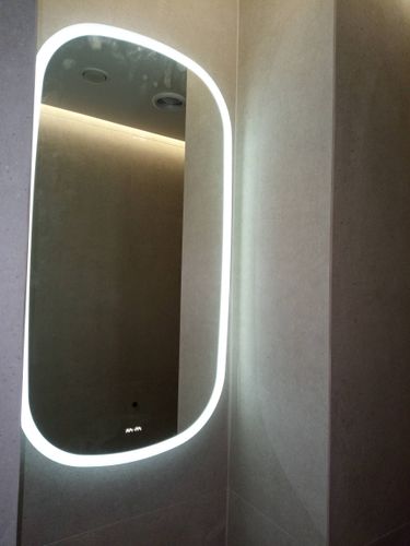 Установлен зеркальный шкаф с подсветкой на стену в ванной комнате. Закреплен надежно, выровнен по уровню, подключено освещение. Работа выполнена аккуратно и качественно.