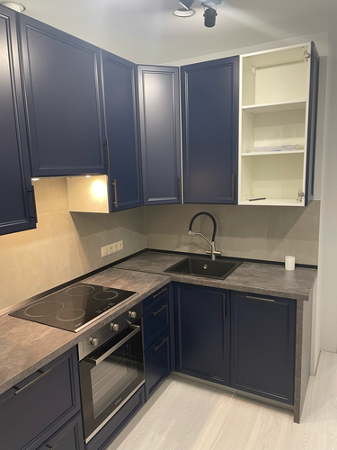 Установлены шкафы, закреплены фасады, смонтирована столешница, подключена варочная панель, раковина и смеситель. Проведены работы по выравниванию и креплению всех элементов.