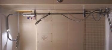 На кухне установлен новый смеситель: снят старый, закреплен новый, подключены шланги, проверена герметичность соединений, обеспечена надежная фиксация, устранены протечки, восстановлен порядок.