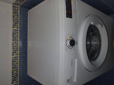 Изображена стиральная машина в ванной комнате. Выполнена замена уплотнителя на новой модели Samsung. Установлено новое уплотнение, проверена герметичность, устранены протечки.