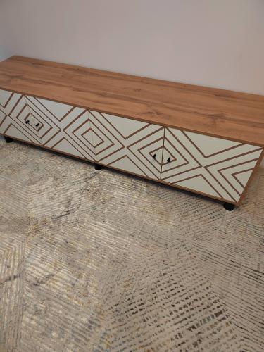 Собрана мебель с деревянной столешницей и геометрическими фасадами. Установлены дверцы, закреплены ручки. Проверена устойчивость и функциональность конструкции.