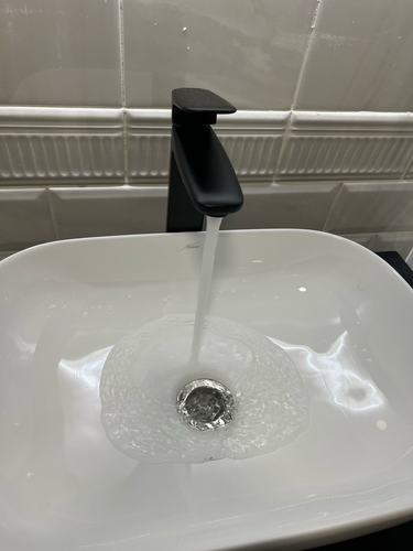 Установлено новое устройство для подачи воды, заменено старое оборудование, проверена герметичность соединений, обеспечена стабильная работа, устранены протечки, улучшен внешний вид помещения.