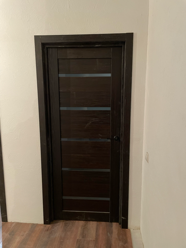 Установлена складная дверь, закреплены направляющие, проверена плавность хода, отрегулированы петли, обеспечена герметичность стыков, выполнена отделка проема, установлены ручки.