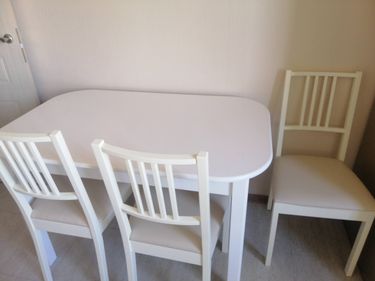 Собраны три белоснежных стула, установлены спинки, закреплены сиденья, проверена устойчивость, обеспечена надежность конструкции, завершена сборка, достигнута функциональность.