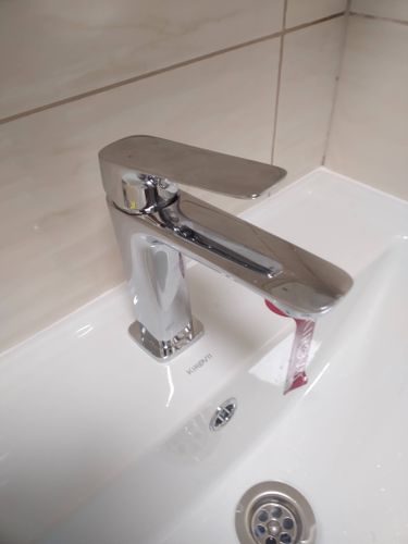 Заменены внутренние элементы в смесителе, обеспечивающие регулировку потока воды. Установлены новые детали, восстановлена герметичность, устранены протечки. Работа завершена успешно.