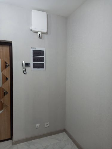 Стены оклеены стеклохолстом, поверхность ровная, углы аккуратные, швы незаметны, отделка завершена, интерьер обновлён, вид современный, гармоничный, создаёт уютную атмосферу.