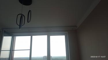 Выполнен монтаж крепежа для штор на стене, обеспечивающий надежное размещение. Карниз установлен ровно, без видимых дефектов, с учетом высоты потолка и расположения окна.