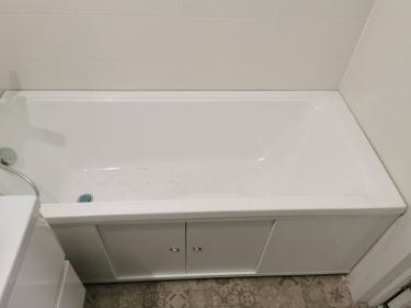 Установлена новая чугунная ванна, подключены слив и перелив, герметично заделаны швы, проверена устойчивость, выполнена облицовка плиткой, обеспечена надежная фиксация.