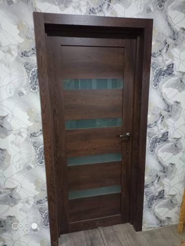 Установлена новая створка, закреплены петли, врезан замок, смонтирована ручка. Проведена регулировка, проверена плавность открывания. Обрамление завершено, зазоры устранены.