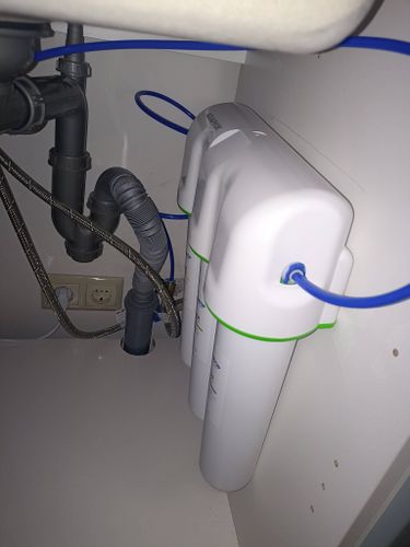 Установка проточного фильтра под мойку