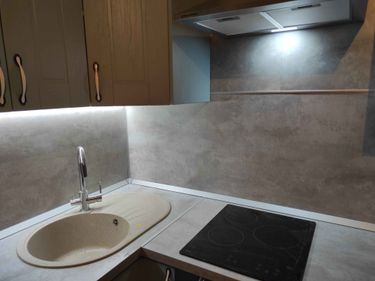 Изготовлены и установлены новые дверцы для кухонных шкафов, выполненные с точными размерами и аккуратной обработкой краев. Фасады идеально вписаны в общий интерьер, обеспечивая функциональность.