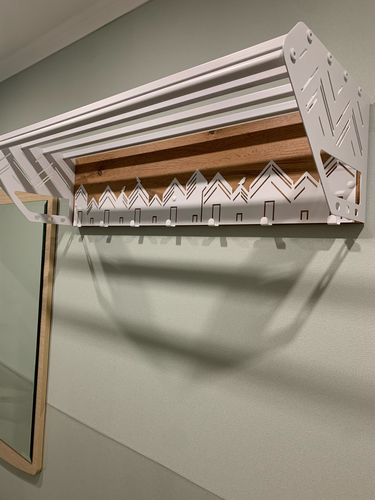 Зеркало надежно закреплено на стене, выровнено по уровню. Использованы крепежи, обеспечивающие прочность и безопасность. Завершено аккуратно, без повреждений поверхности.