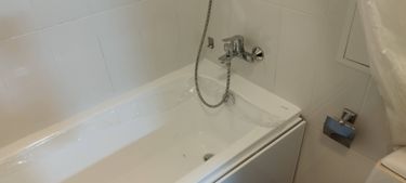 Установлена новая стальная ванна, подключены смеситель и слив, герметизированы швы, проверена герметичность соединений, выполнена облицовка плиткой, завершена уборка рабочего места.