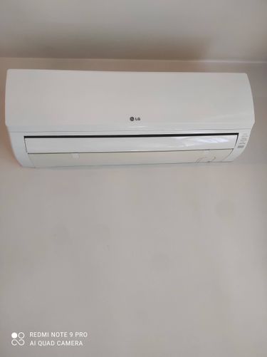 Проведена полная очистка устройства: удалена пыль с фильтров, промыты внутренние элементы, проверена работа дренажной системы, устранены загрязнения с внешней панели.