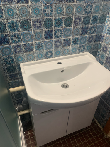 Установка раковины с тумбой