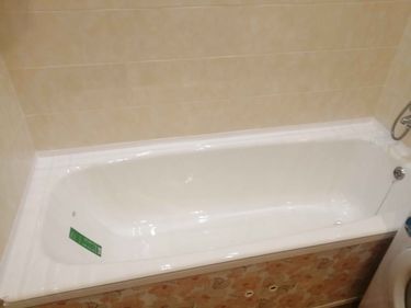 Установлена новая чугунная ванна, подключены коммуникации, герметизация швов, проверена устойчивость конструкции, выполнена облицовка плиткой, проведена проверка на утечки.