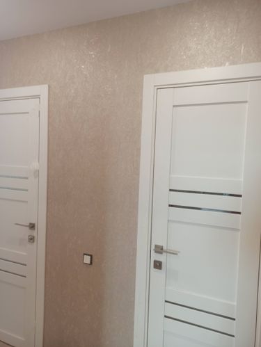 Установлена новая створка, закреплены петли, врезан замок, смонтирована ручка, отрегулированы зазоры, проверена плавность хода, завершена отделка наличниками, произведена окончательная проверка.