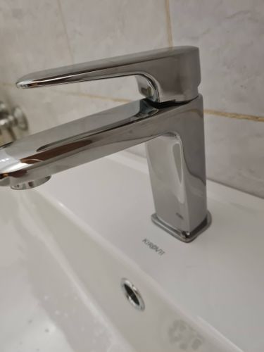 Установлен новый кран, заменен старый механизм, обеспечена герметичность соединений, проверена функциональность, устранены протечки, обновлен внешний вид сантехники.