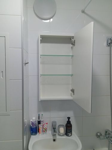 Монтаж зеркального шкафа