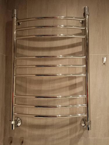 Установлено устройство для сушки полотенец на стену, подключено к водопроводу, проверено на герметичность, закреплено надежно, обеспечено равномерное распределение тепла по всей поверхности.