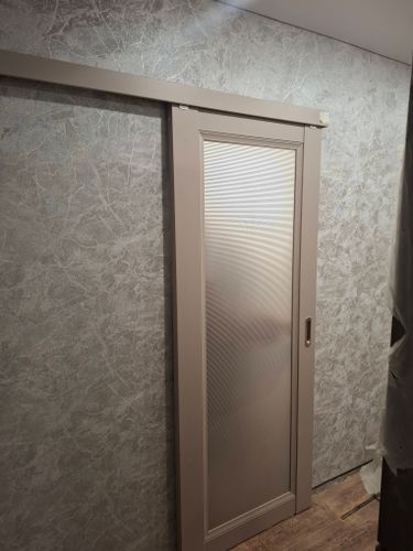 Установка межкомнатной одностворчатой раздвижной навесной двери без отделки проема