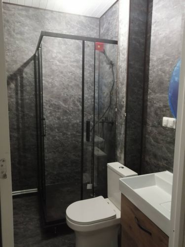 Подключено оборудование, выполнено соединение с водопроводом и канализацией, проверена герметичность, проведено тестирование на работоспособность, обеспечено устойчивое размещение.