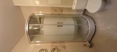 Установлено ограждение с дверцами, подключены водопроводные трубы, герметично заделаны стыки, проверена работа сливного механизма, закреплены панели, проведены испытания на протечки.