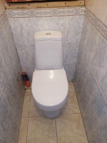 Установлен новый напольный унитаз, закреплен на плитке, подключен к водопроводу и канализации, проверена герметичность соединений, отрегулирован сливной механизм, выполнена уборка рабочего места.