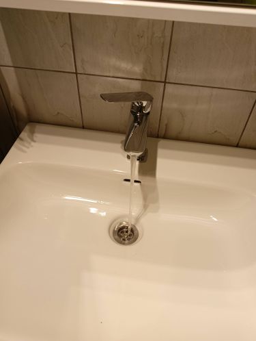 Установлен новый кран, подключены трубы, проверена герметичность соединений, проведено тестирование работы, обеспечена надежная фиксация на раковине, удалены остатки старого оборудования.