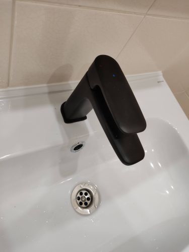 Установлен новый кран на раковину, заменены уплотнители, проверена герметичность соединений, устранены протечки, обеспечена стабильная подача воды, обновлён внешний вид сантехники.