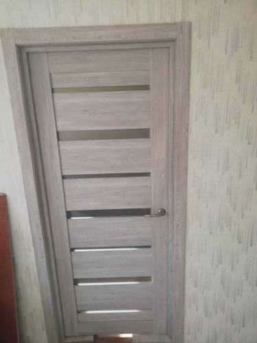 Выполнена установка замка в деревянную дверь: вырезано отверстие, закреплен механизм, установлена ручка, проверена функциональность. Работа завершена аккуратно и профессионально.