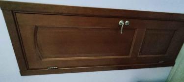 На деревянной створке выполнено отверстие для замка, установлена ручка, закреплены все элементы. Дверь функционирует исправно, обеспечивая надежное закрытие.