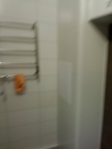 Проведены работы по установке трубопроводов для подачи холодной и горячей воды, подключены сантехнические приборы, смонтирован полотенцесушитель, обеспечена герметичность соединений.