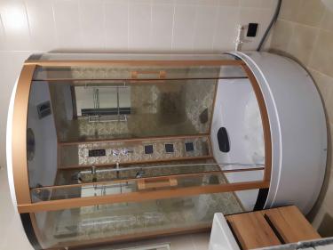 Установлено устройство для сушки полотенец, подключено к электросети, закреплено на стене, проверена функциональность, обеспечена безопасность эксплуатации.