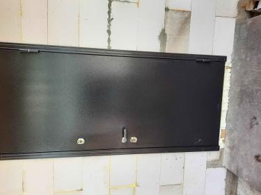 Установлена металлическая дверь, обеспечивающая защиту от огня. Проведены работы по закреплению конструкции, герметизация швов и монтаж замков. Обеспечена надежная изоляция и безопасность.