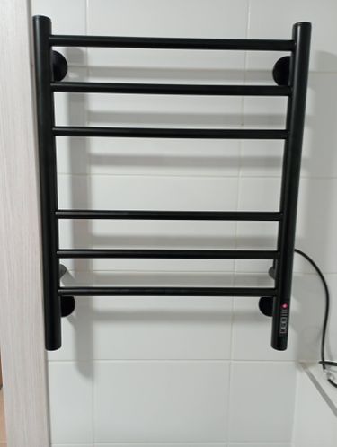 Закреплено устройство на стене, подключено к электросети, проверена работа, обеспечена безопасность, выполнены все необходимые действия для корректного функционирования.