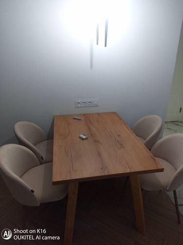 Собран новый комод: установлены ящики, прикреплены ручки, выровнены дверцы, закреплены ножки. Все элементы надежно зафиксированы, обеспечена устойчивость и функциональность.