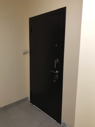 Установлена металлическая дверь, обеспечивающая безопасность. Проведены работы по монтажу, закреплению конструкции, проверке замков и петель. Завершено оформление откосов и герметизация швов.